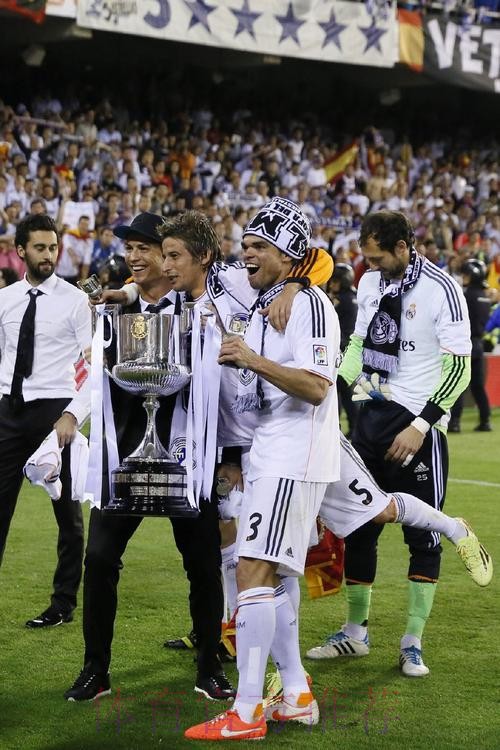 皇马2-1马竞!21次进西超杯决赛 与巴萨争冠 巴尔韦德任意球破门 皇马2-1马竞!21次进西超杯决赛 与巴萨争冠 巴尔韦德任意球破门